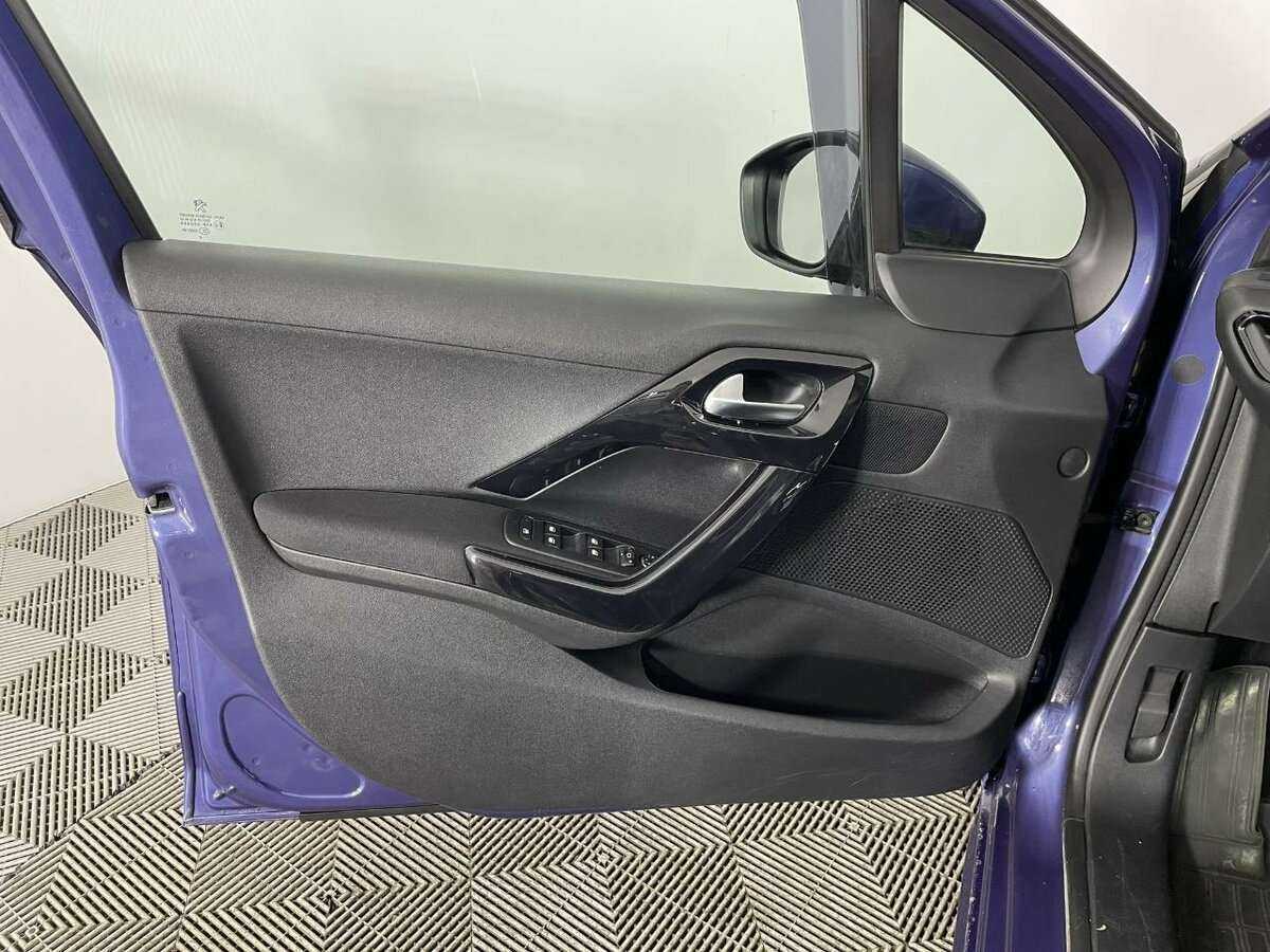 Купить Peugeot 208 с пробегом. Фото: #7