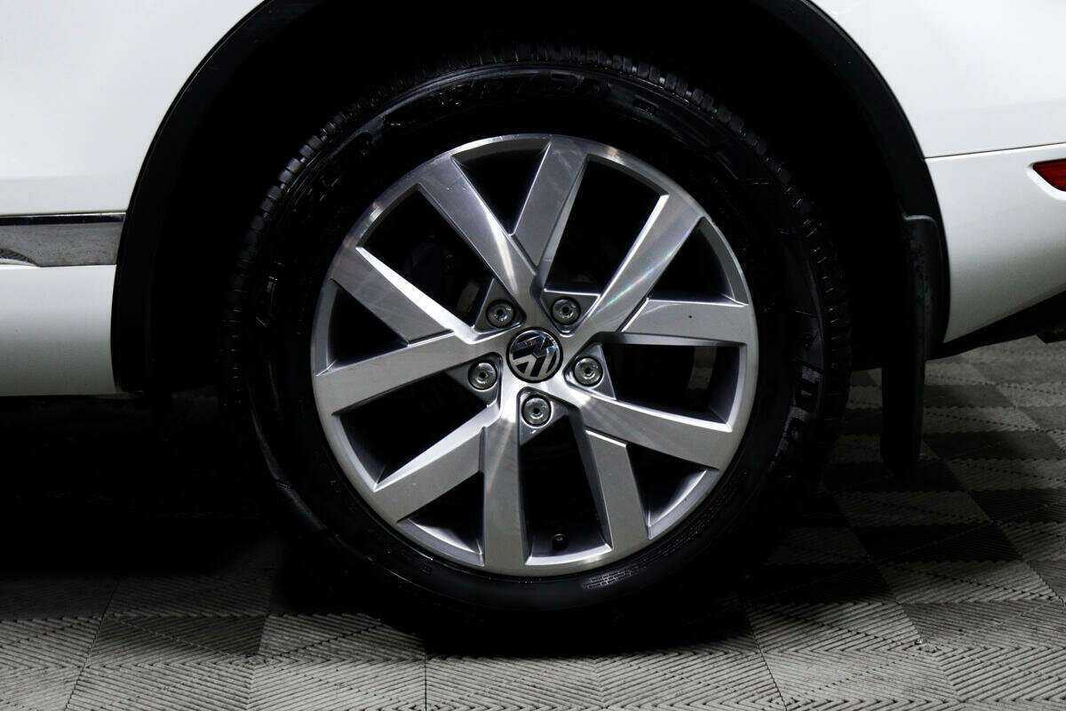 Купить Volkswagen Touareg с пробегом. Фото: #13