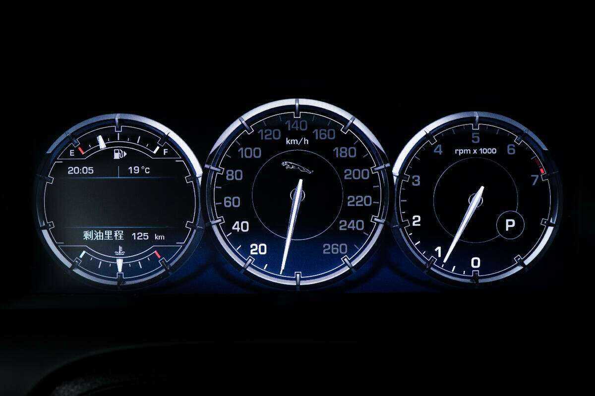 Купить Jaguar XJ с пробегом. Фото: #9