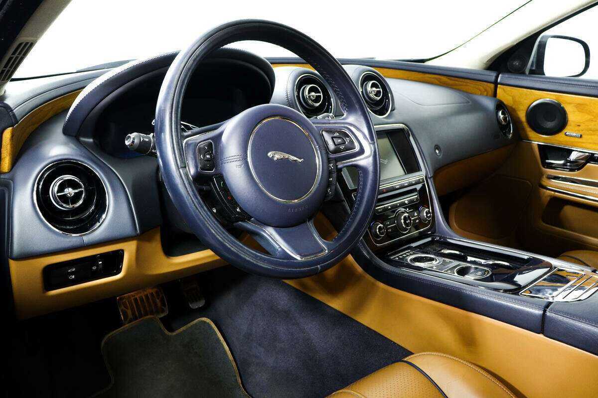 Купить Jaguar XJ с пробегом. Фото: #12