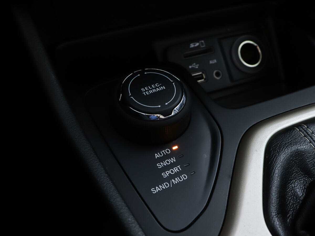 Купить Jeep Cherokee с пробегом. Фото: #19