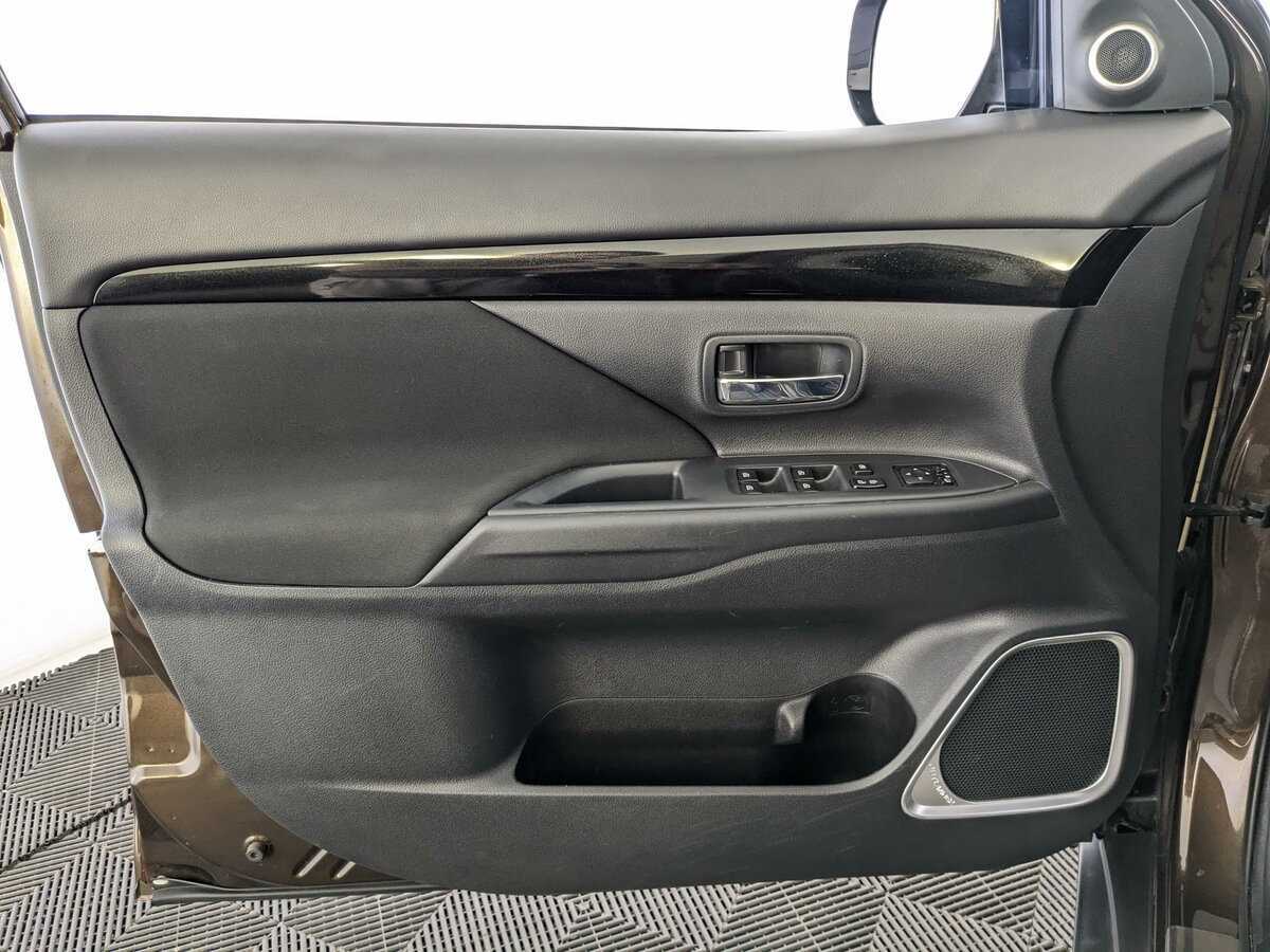 Купить Mitsubishi Outlander с пробегом. Фото: #10