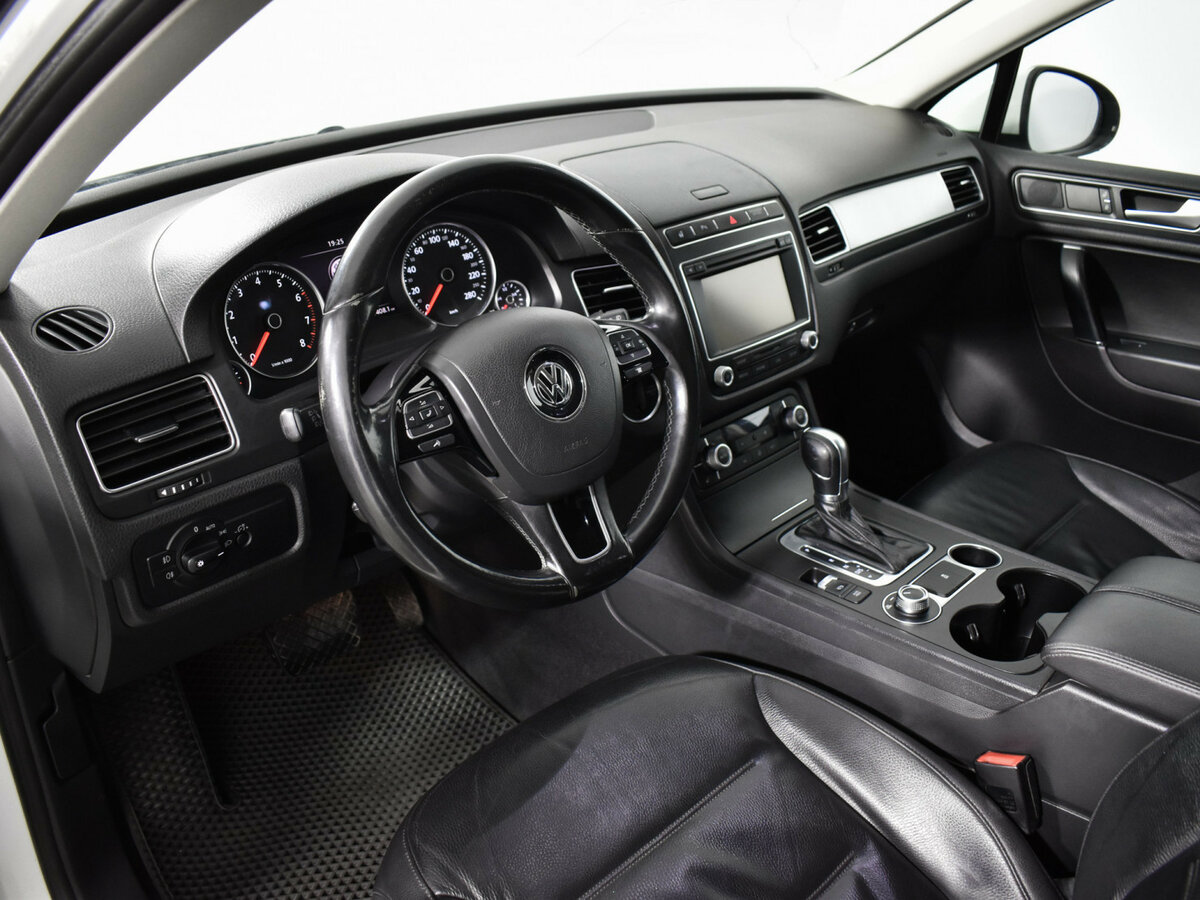 Купить Volkswagen Touareg с пробегом. Фото: #8